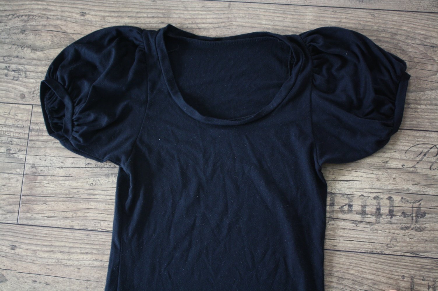 Tief schwarzes Tshirt mit Puffärmeln Ballonärmeln 34 36 Top Zustand keine Macken