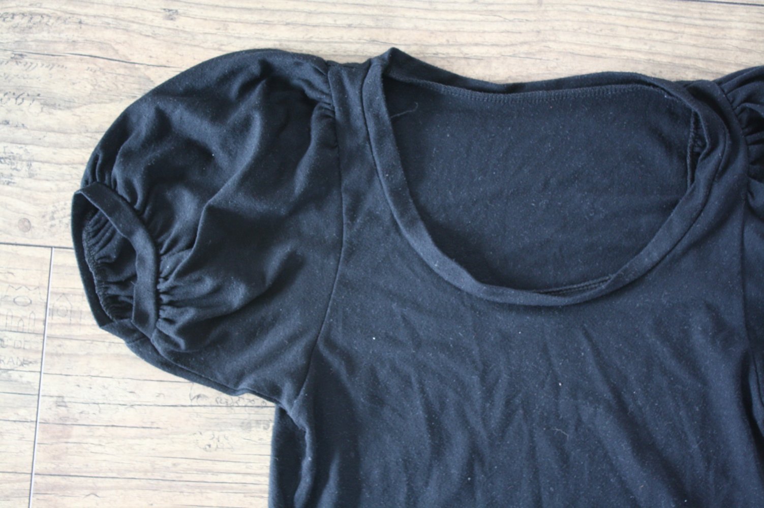 Tief schwarzes Tshirt mit Puffärmeln Ballonärmeln 34 36 Top Zustand keine Macken