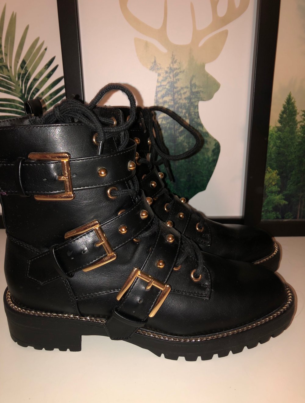 Schwarze Boots mit Golddetails