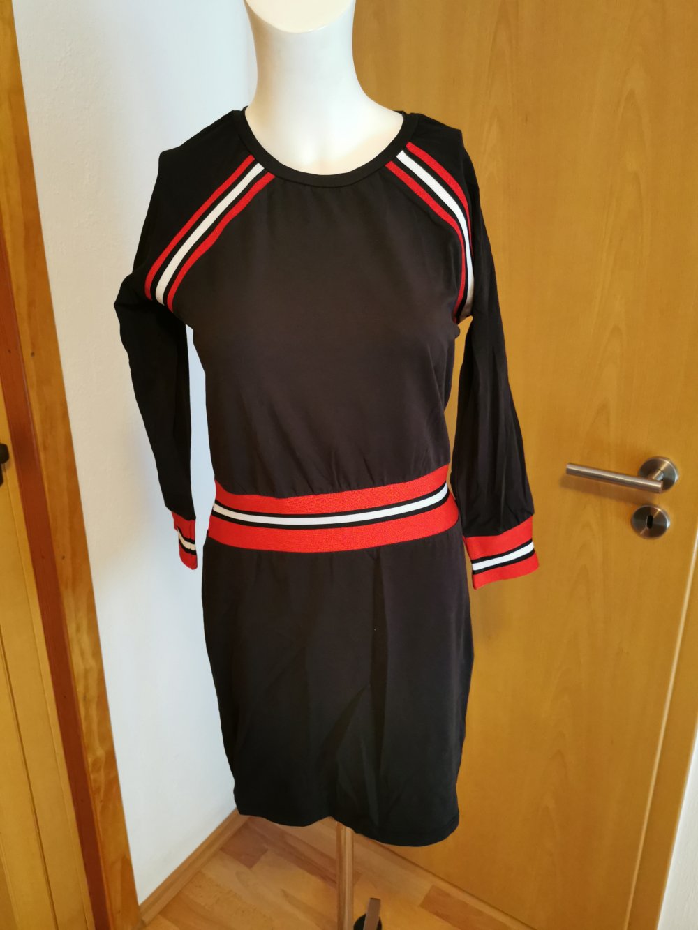 schwarzes Damen- Kleid, eingefassten Rundhalsausschnitt, ¾  Ärmel, GR. M