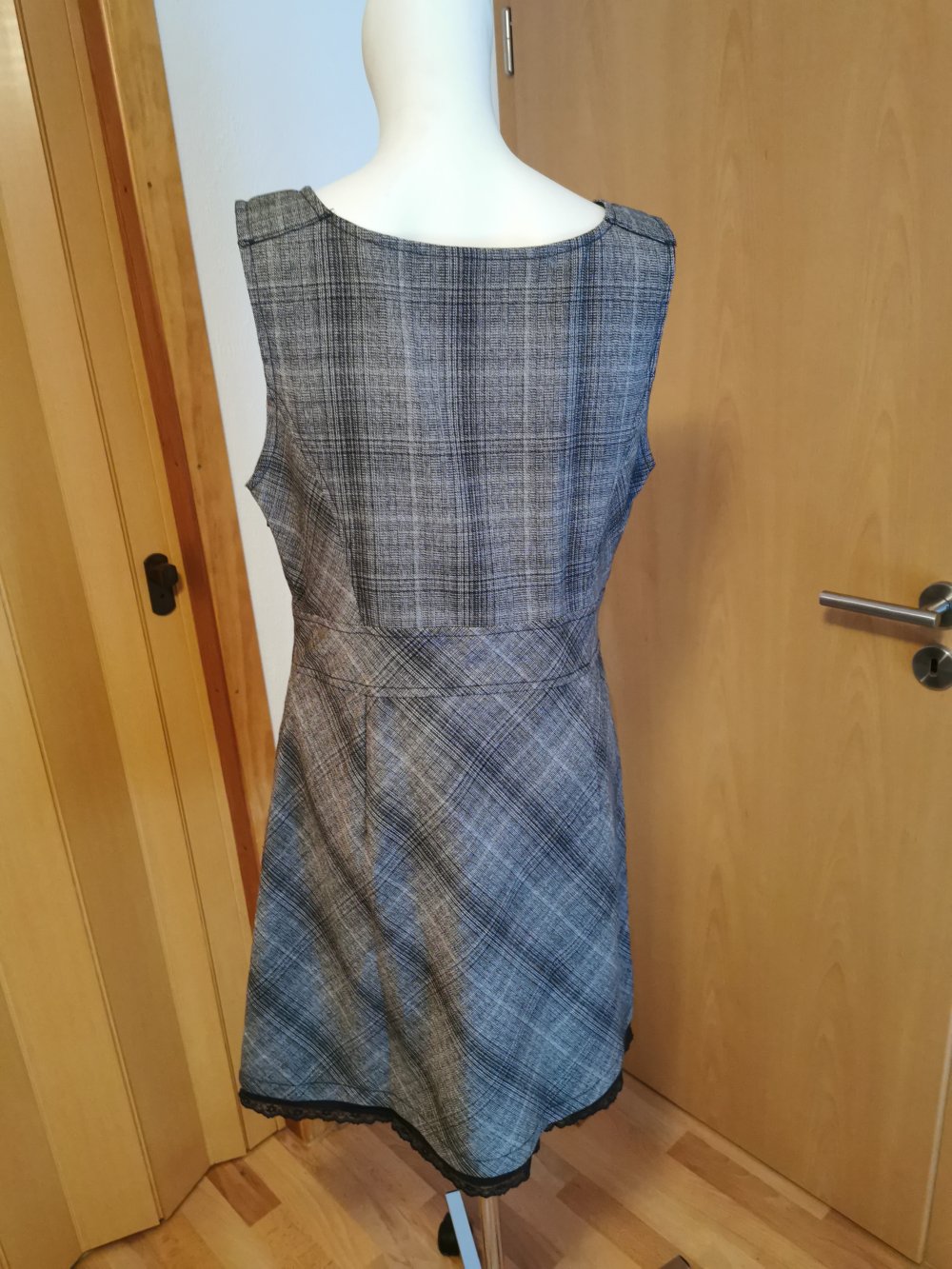 grau kariertes Damen- Business- Kleid, von „Street one“, Gr. 40