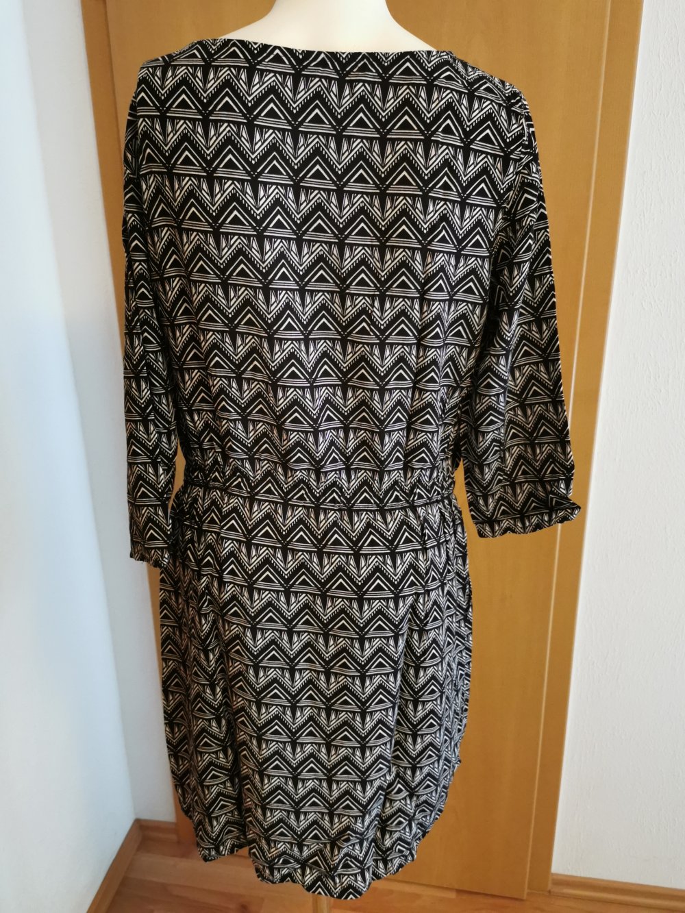 Schickes schwarz- weiß gemustertes Damen- Kleid, Gr. 38