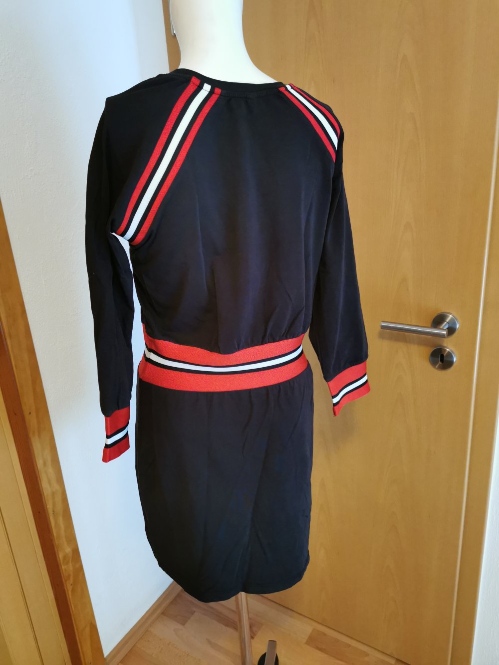 schwarzes Damen- Kleid, eingefassten Rundhalsausschnitt, ¾  Ärmel, GR. M