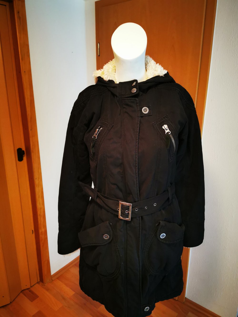 Schicke schwarze warme Winter- Damenjacke, GR. 36