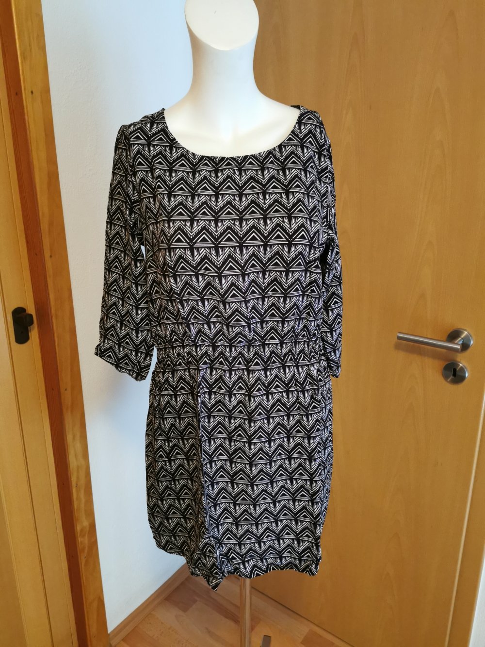 Schickes schwarz- weiß gemustertes Damen- Kleid, Gr. 38