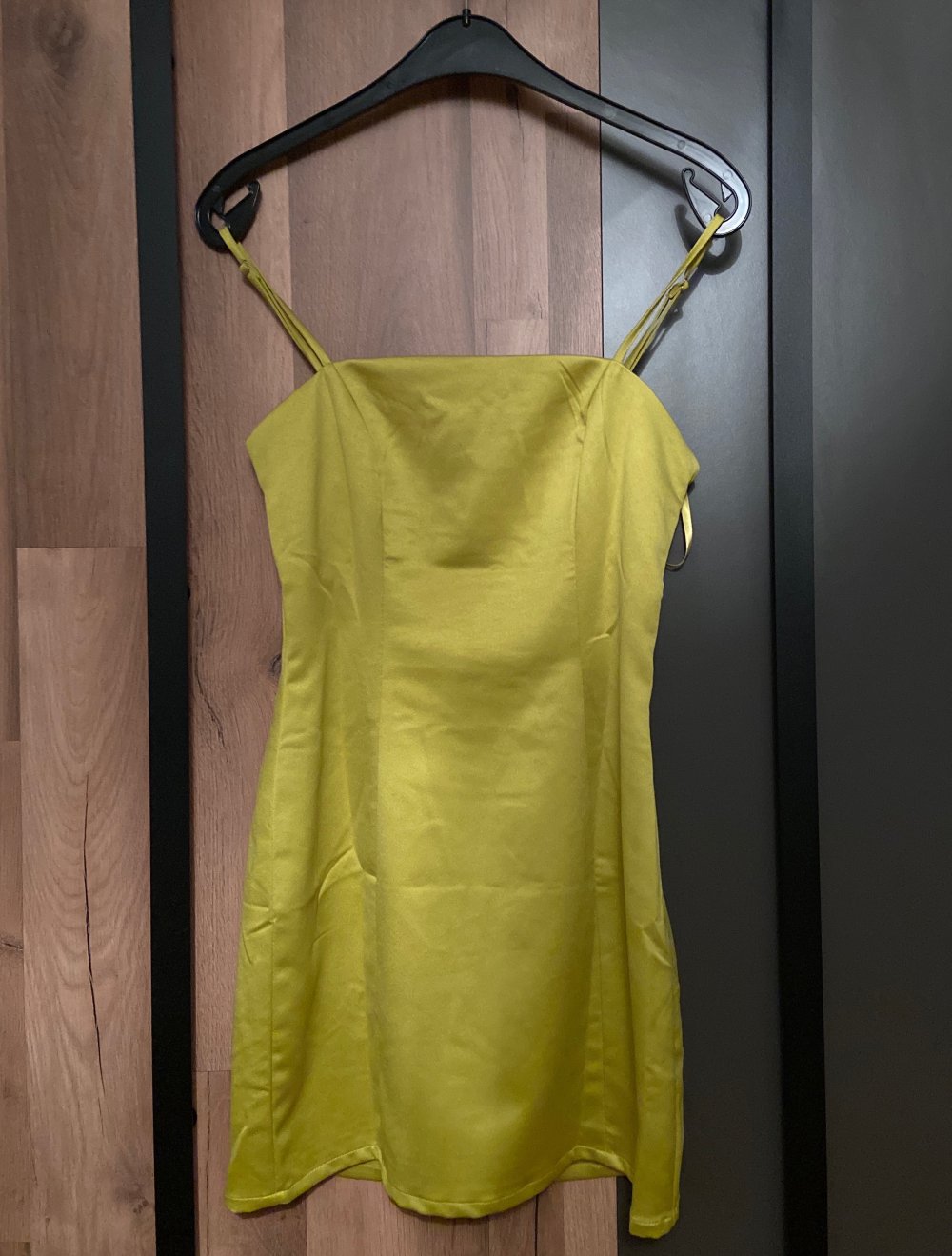 revolve sarah mini dress super down mit rücken cut out, Größe S