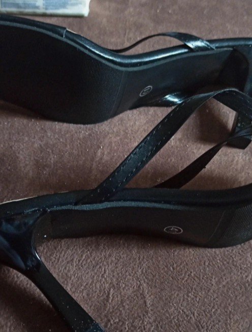DAMEN High Heels Flip Flop entspricht Gr 39/40
die muß ich leider erst suchen da ich zur Zeit umräume und renoviere herrscht etwa Chaos aber dennoch werde ich diese Flip Flops Pumps wieder finden