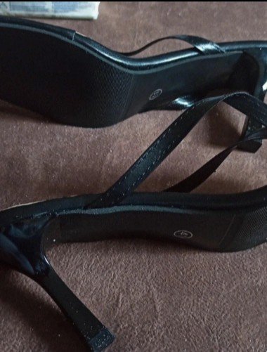 DAMEN High Heels Flip Flop entspricht Gr 39/40
die muß ich leider erst suchen da ich zur Zeit umräume und renoviere herrscht etwa Chaos aber dennoch werde ich diese Flip Flops Pumps wieder finden