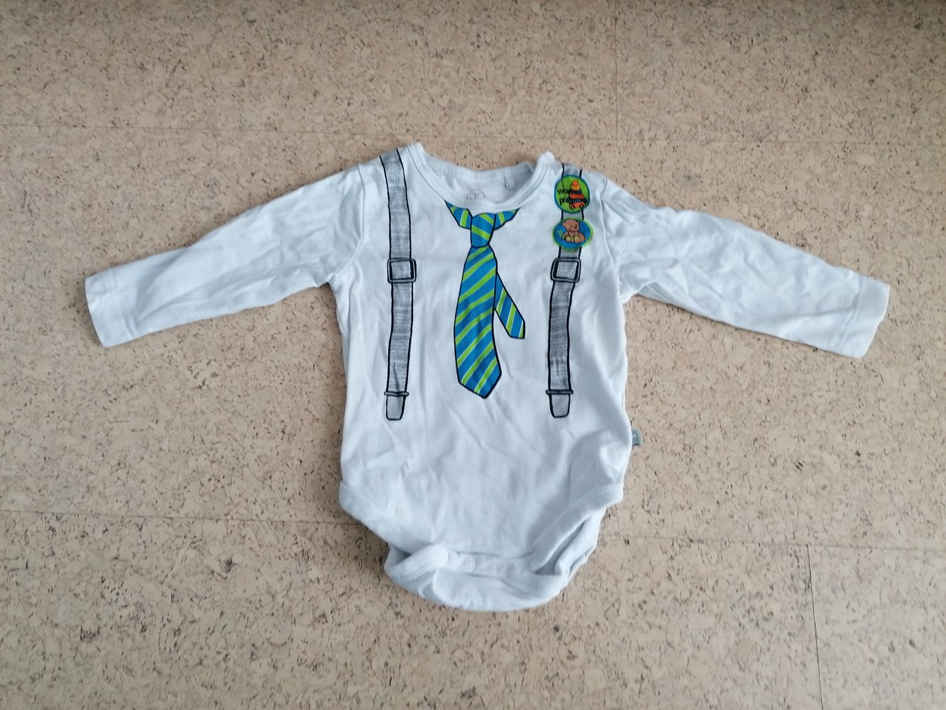 Body, Gr. 62-68, mit Krawatte, Hosenträger, Bär