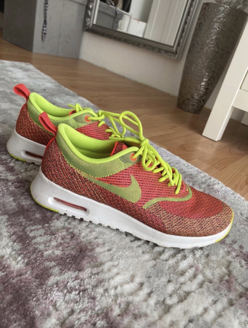 Bunte Nike Thea