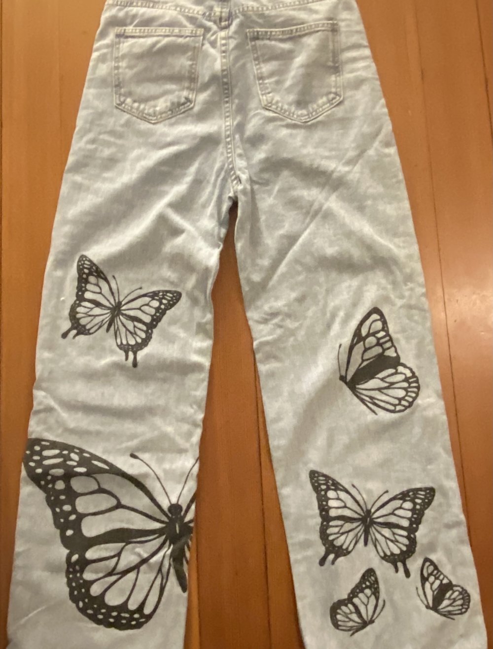 Mom Jeans mit Schmetterlingaufdruck