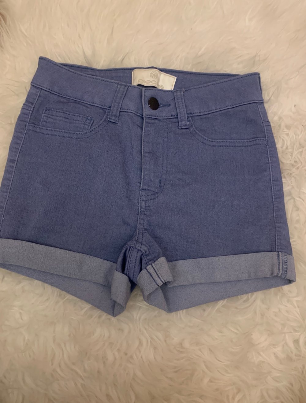 Schöne blaue Jeansshorts