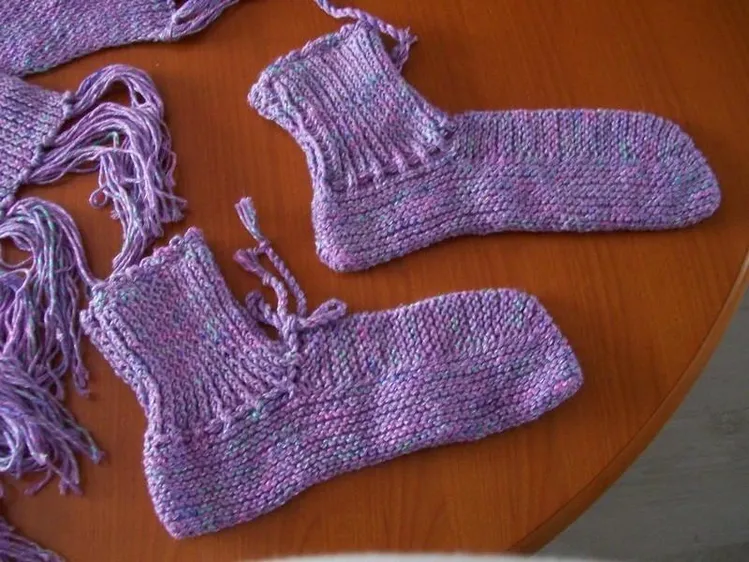 Großer lila Schal mit passenden Socken - Handarbeit