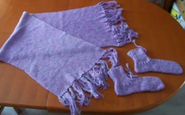 Großer lila Schal mit passenden Socken - Handarbeit