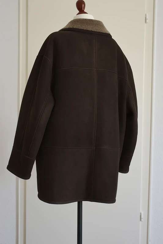 Wildledermantel mit Lammfell geschoren Größe 56 Armlänge 61 cm.