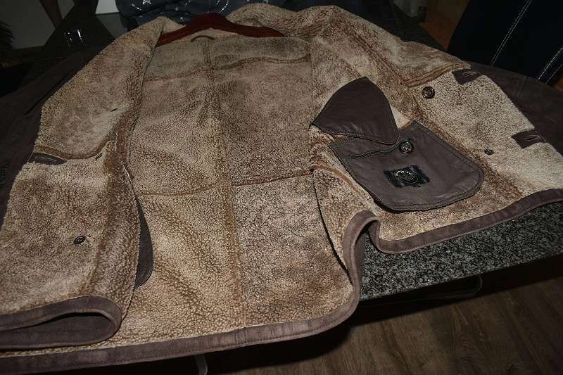 Wildledermantel mit Lammfell geschoren Größe 56 Armlänge 61 cm.