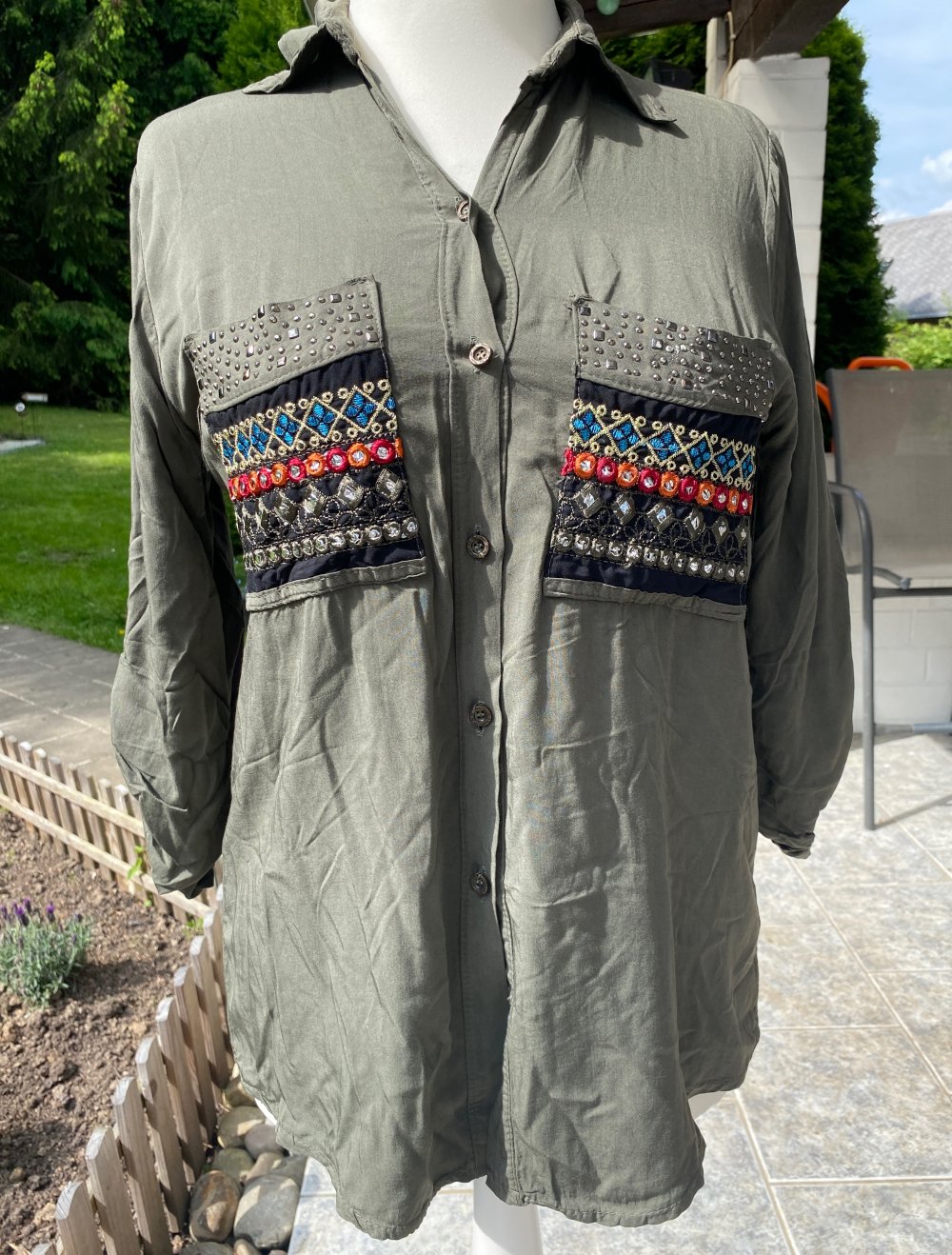 Olivgrüne Bluse mit tollen Extras