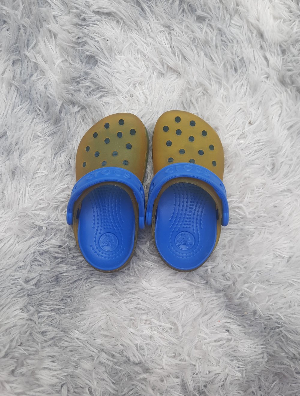 blau gelbe Crocs