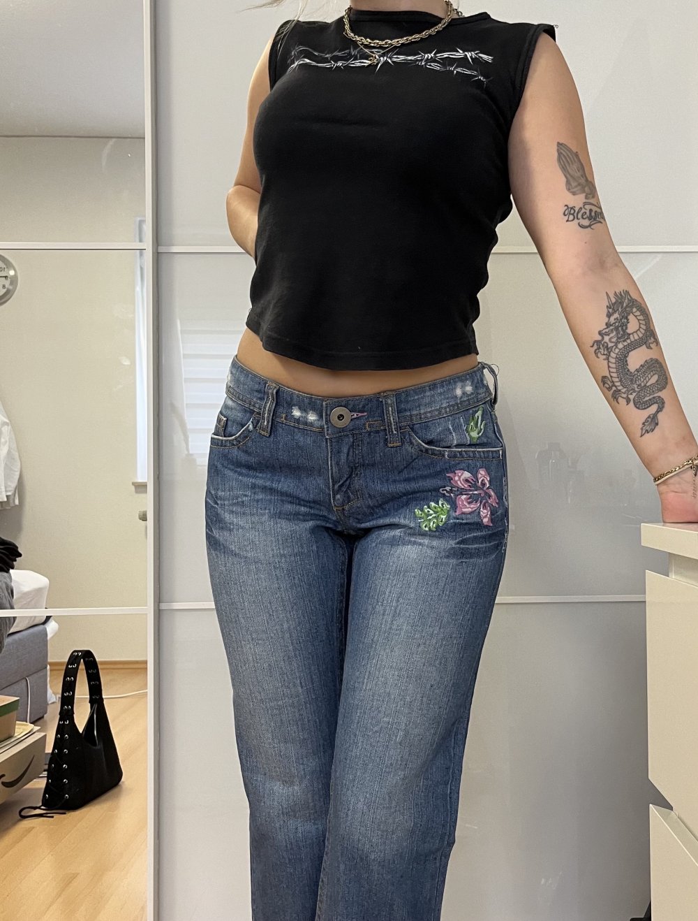 Jeans low waist mit Blumen bestickt
