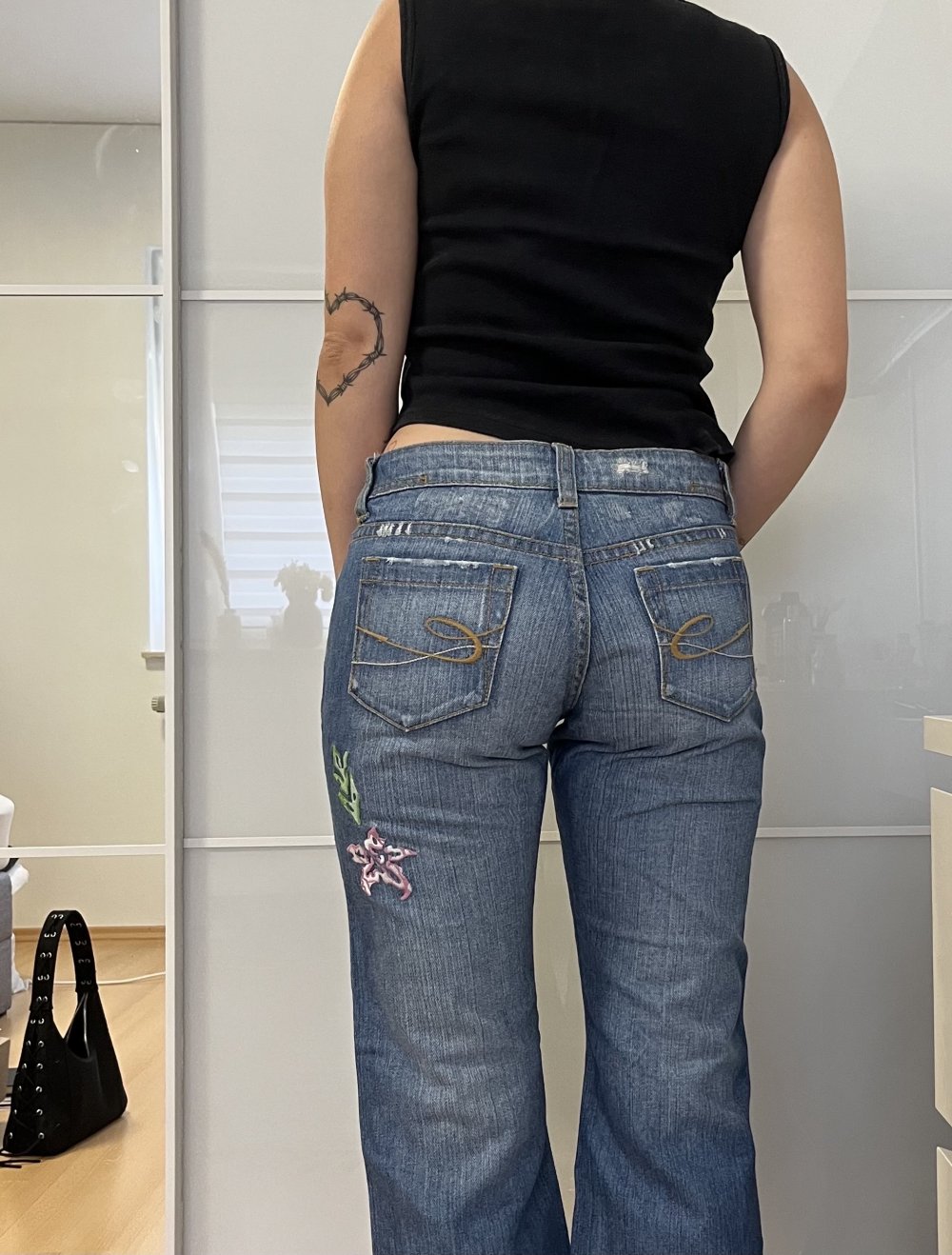 Jeans low waist mit Blumen bestickt