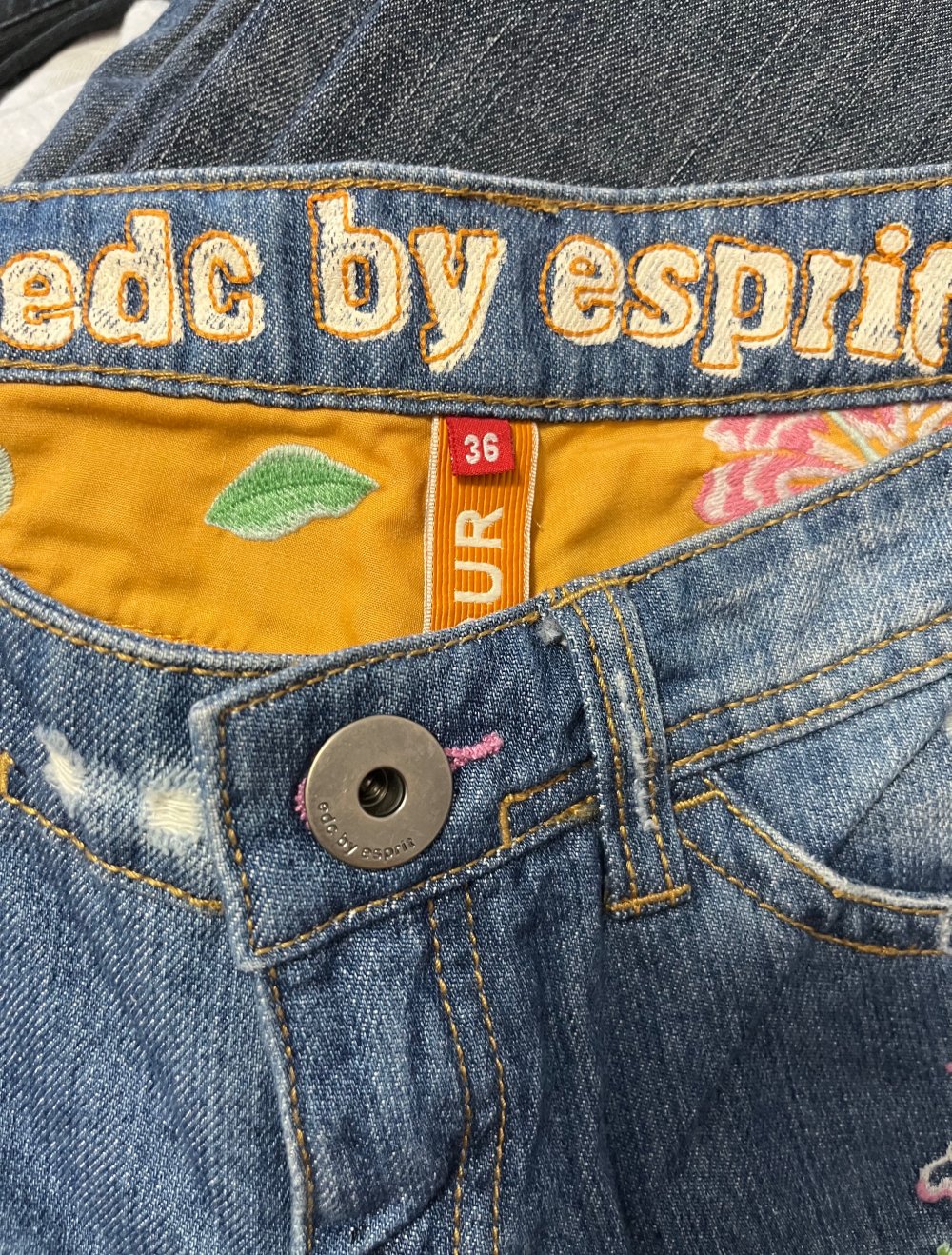 Jeans low waist mit Blumen bestickt