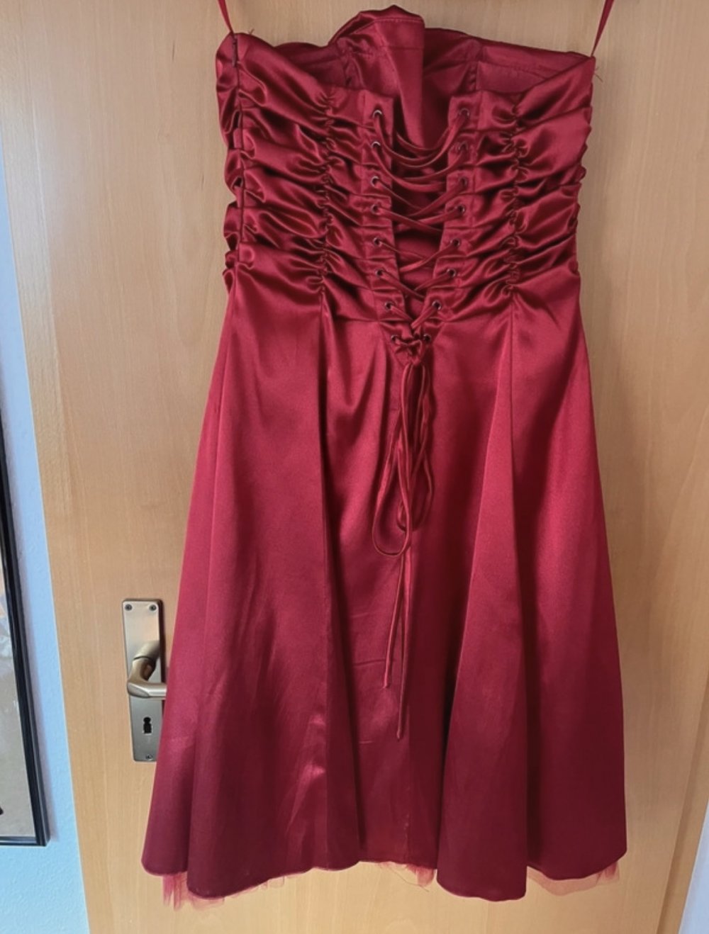 Kurzes Abendkleid mit Schal