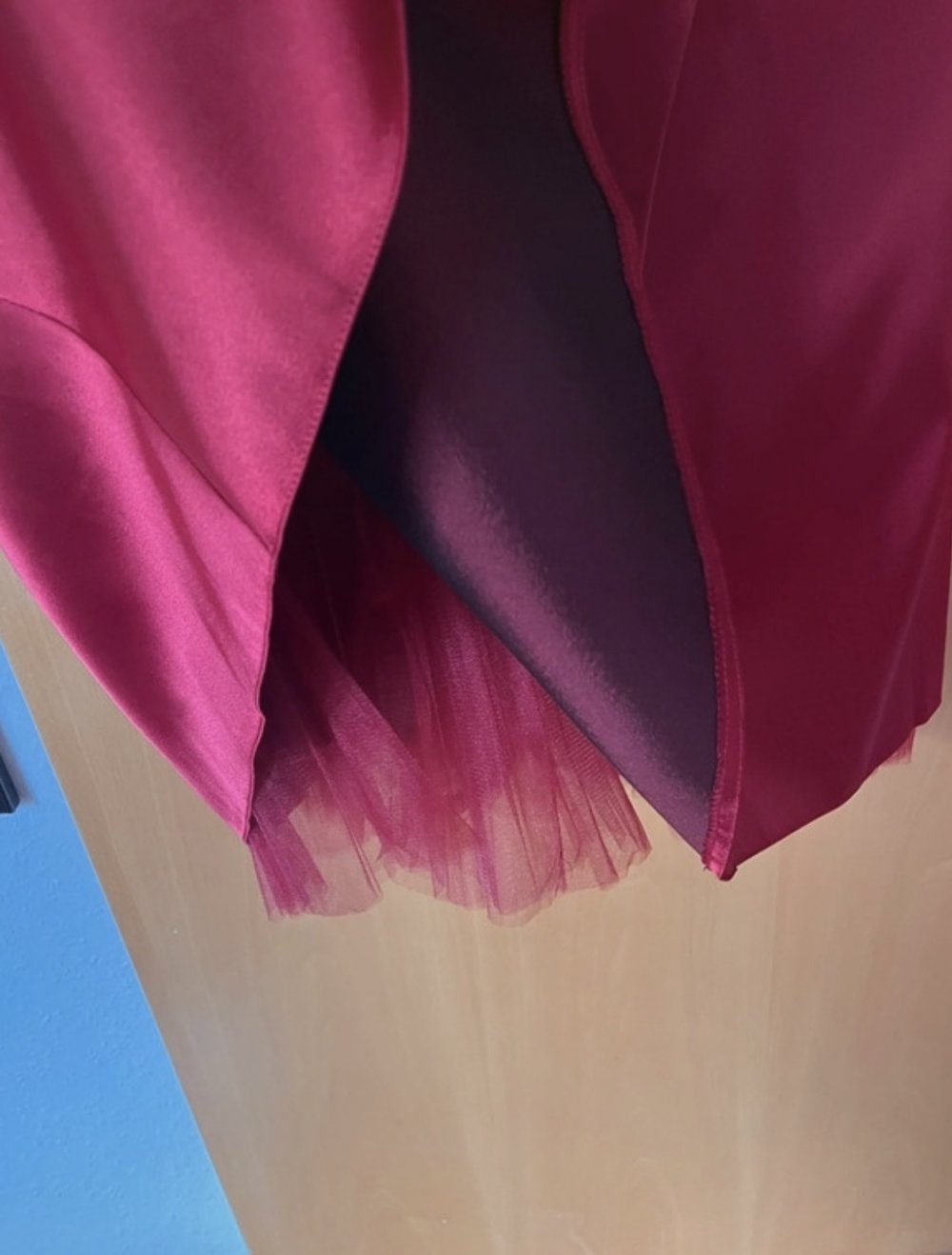 Kurzes Abendkleid mit Schal