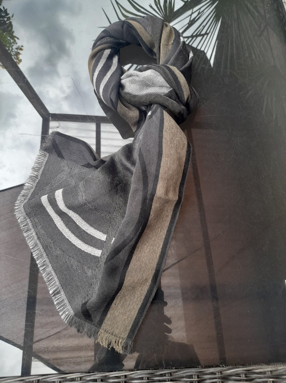 Schöner Schal aus 50% Seide und 50% Wolle