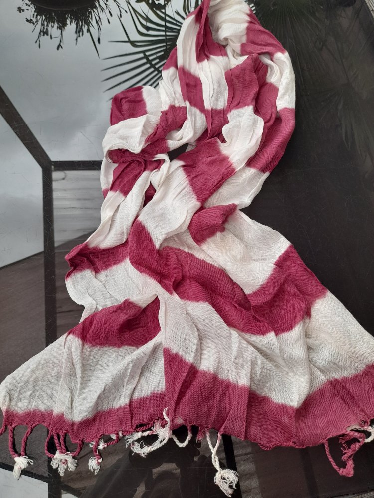 Sehr schöner Schal aus 50% Baumwolle und 50% Seide