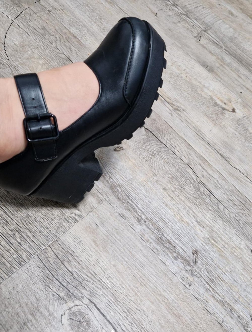 Schwarze Schuhe mit Absatz