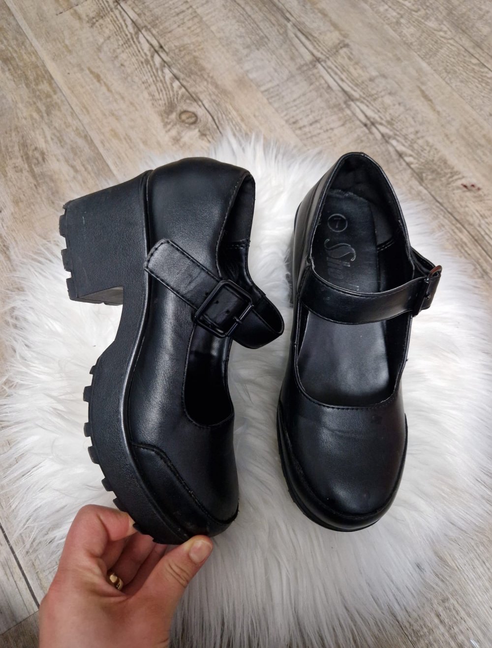 Schwarze Schuhe mit Absatz