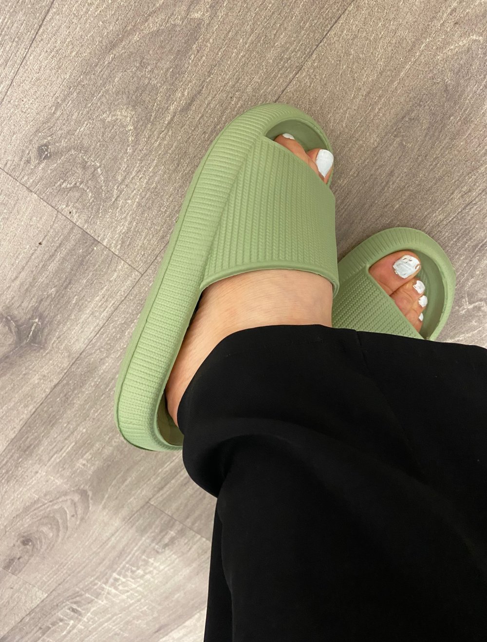 Grüne Sandalen für den Sommer