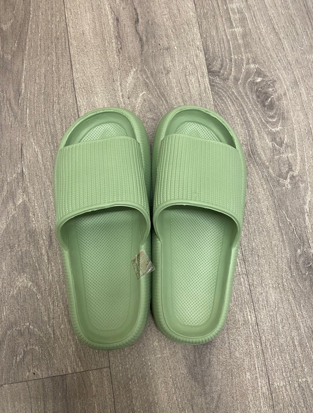 Grüne Sandalen für den Sommer