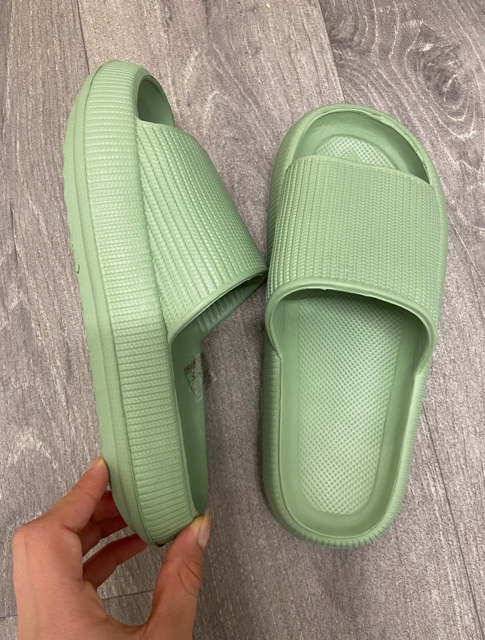 Grüne Sandalen für den Sommer