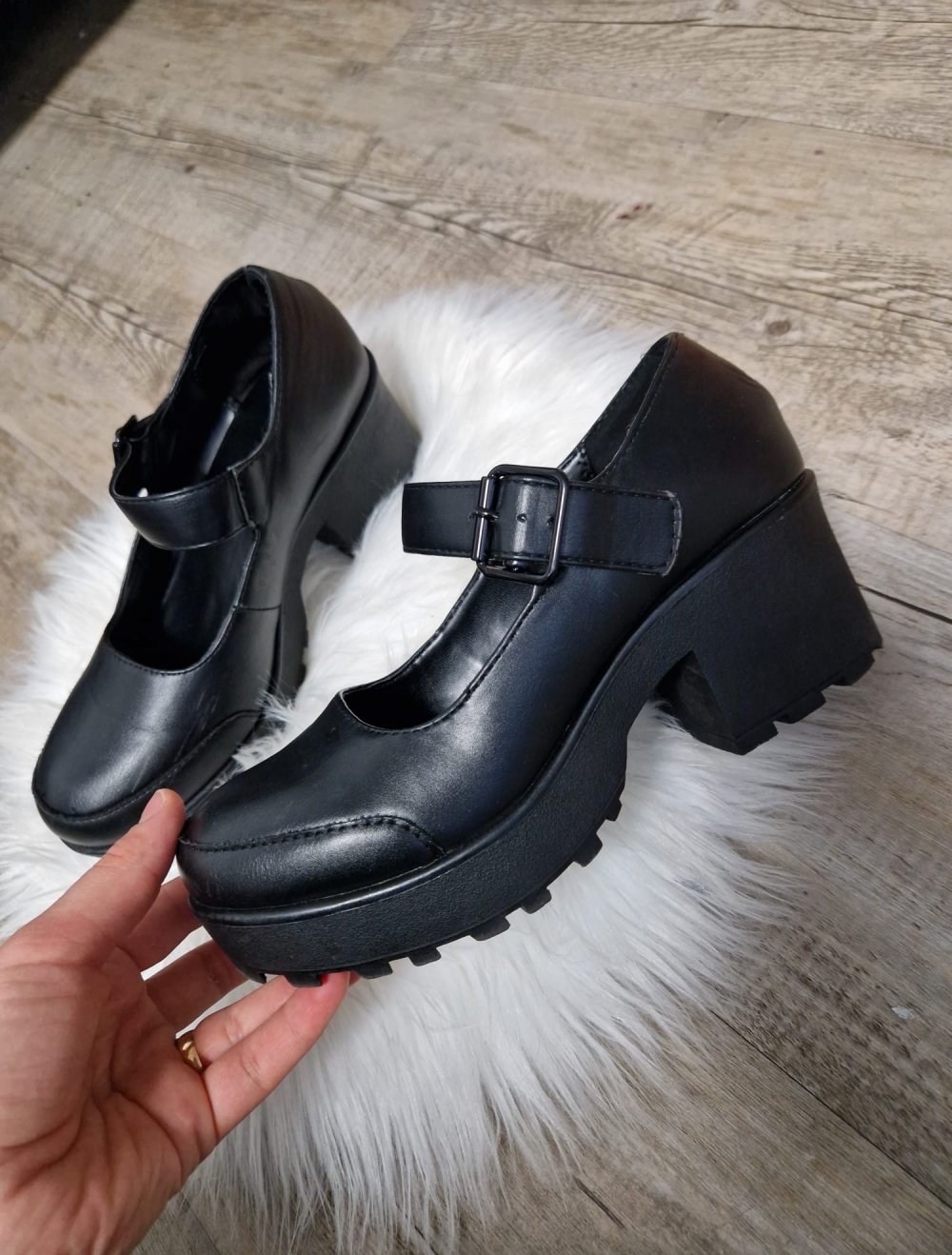 Schwarze Schuhe mit Absatz