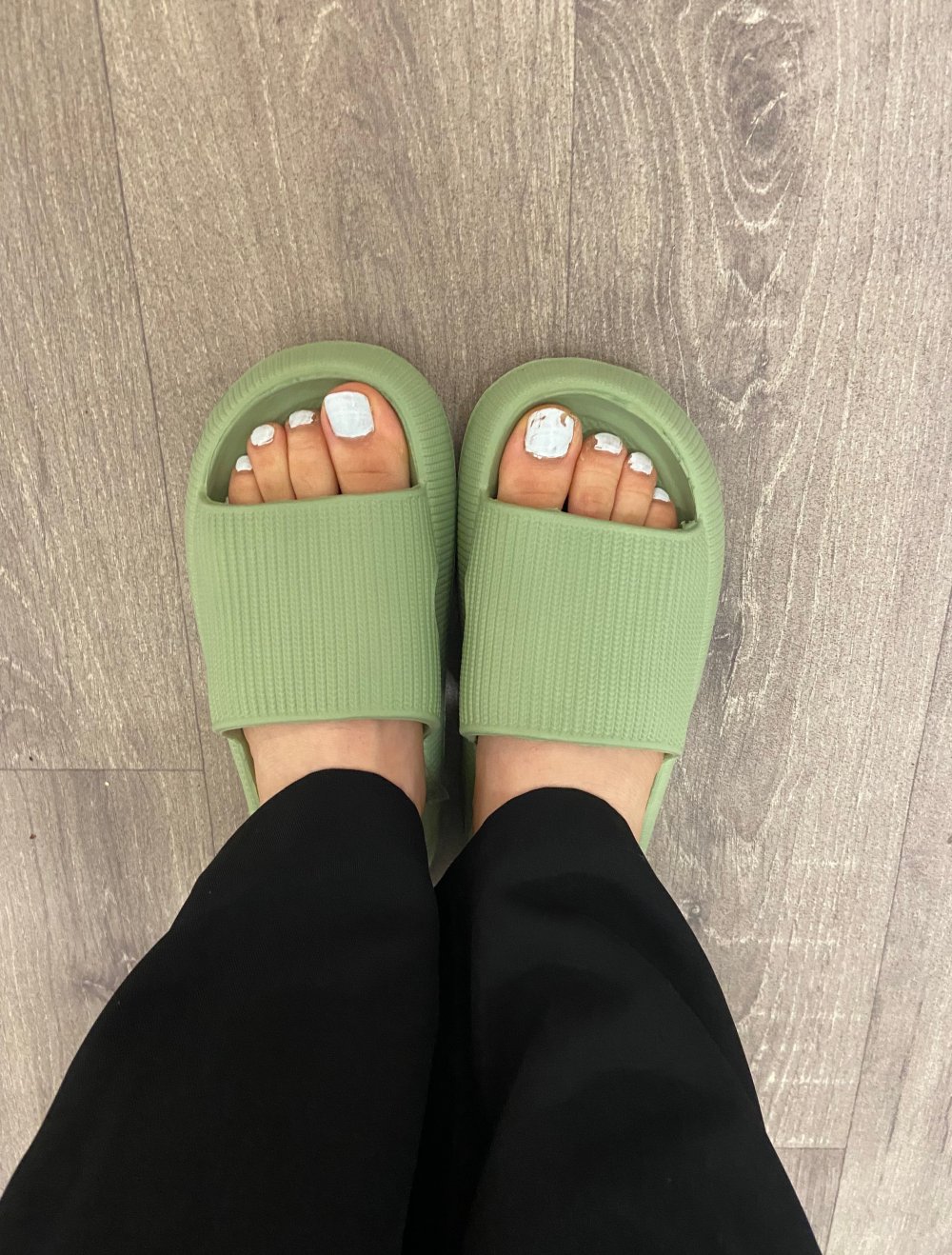 Grüne Sandalen für den Sommer