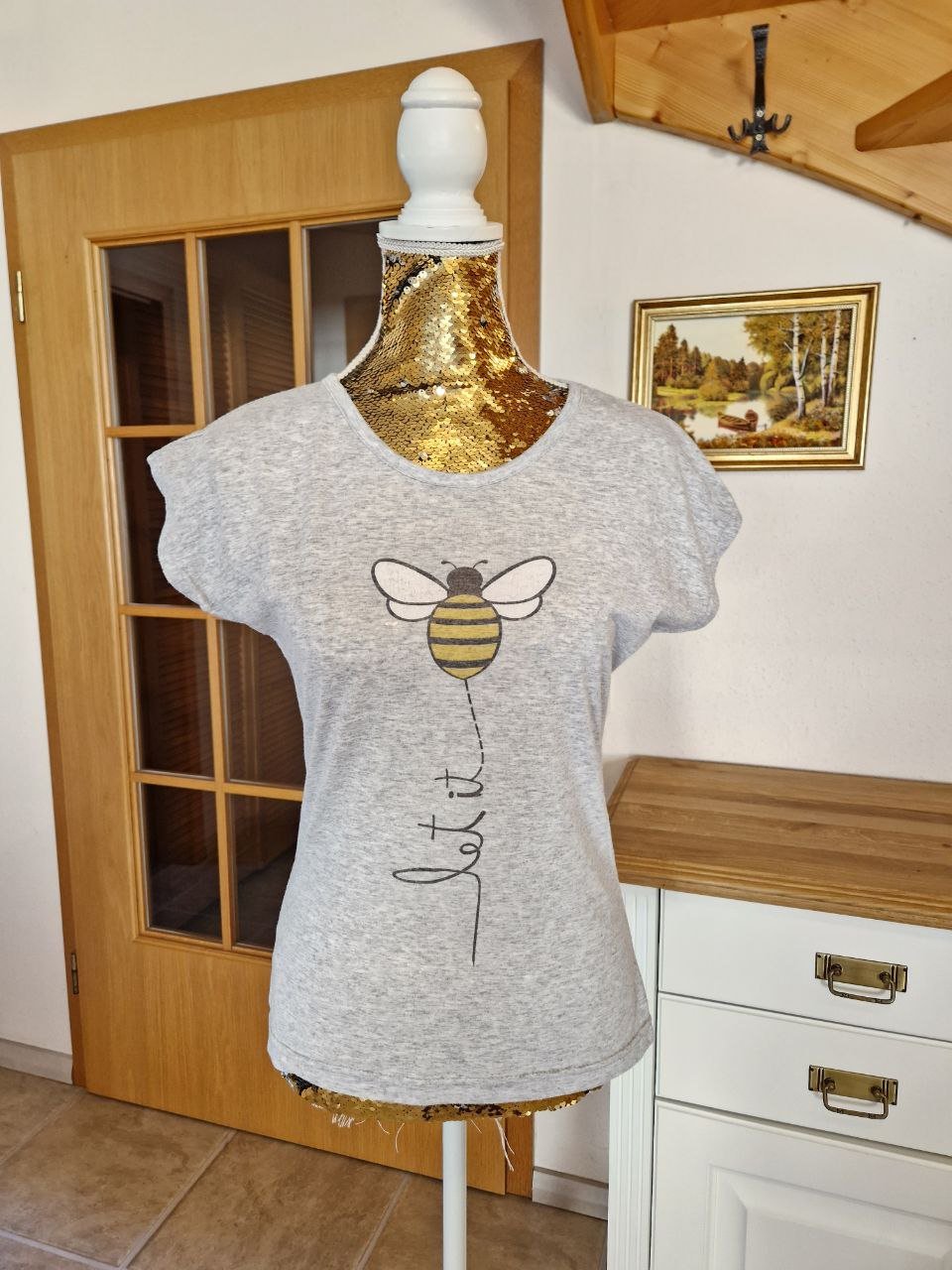 Bequemes graues T-Shirt.  Größe S.