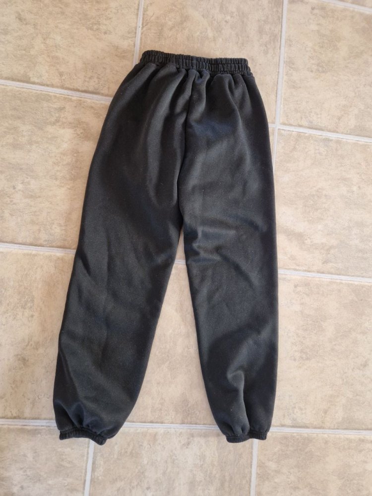 Neu. Sehr warme schwarze Jogginghose. Größe M.