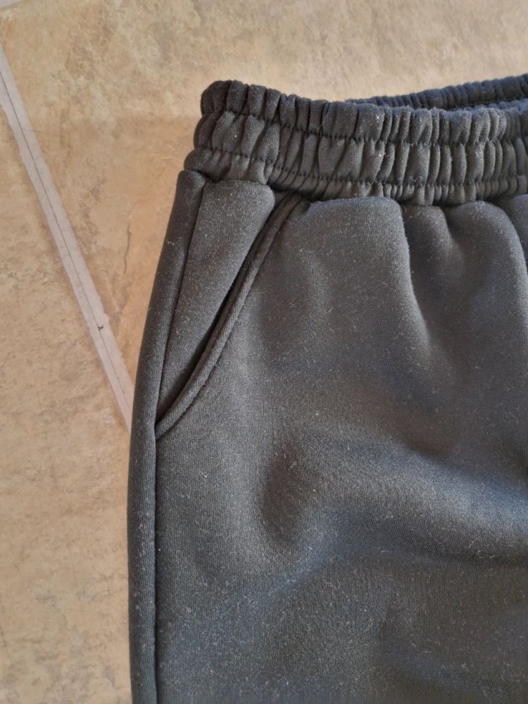 Neu. Sehr warme schwarze Jogginghose. Größe M.