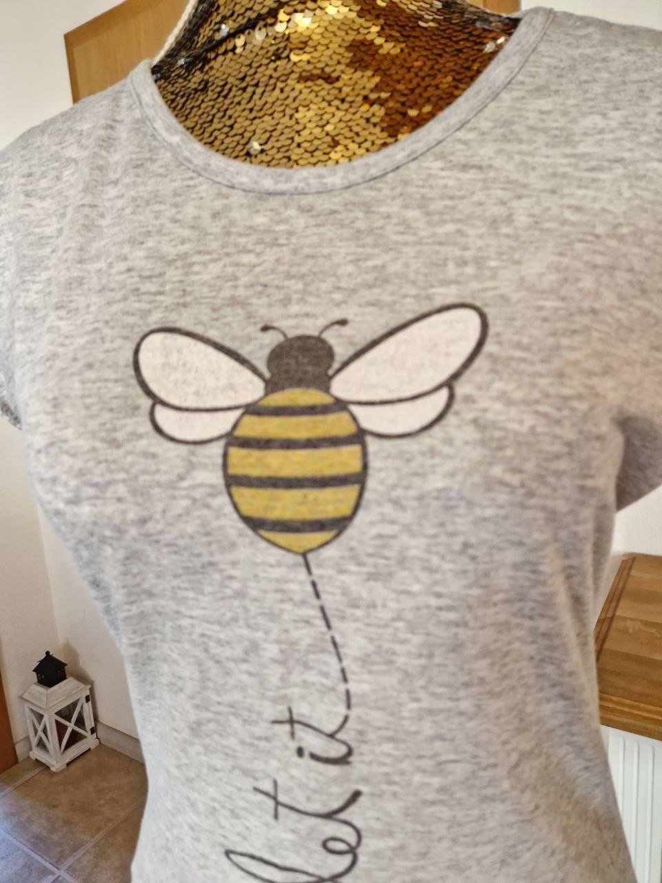 Bequemes graues T-Shirt.  Größe S.