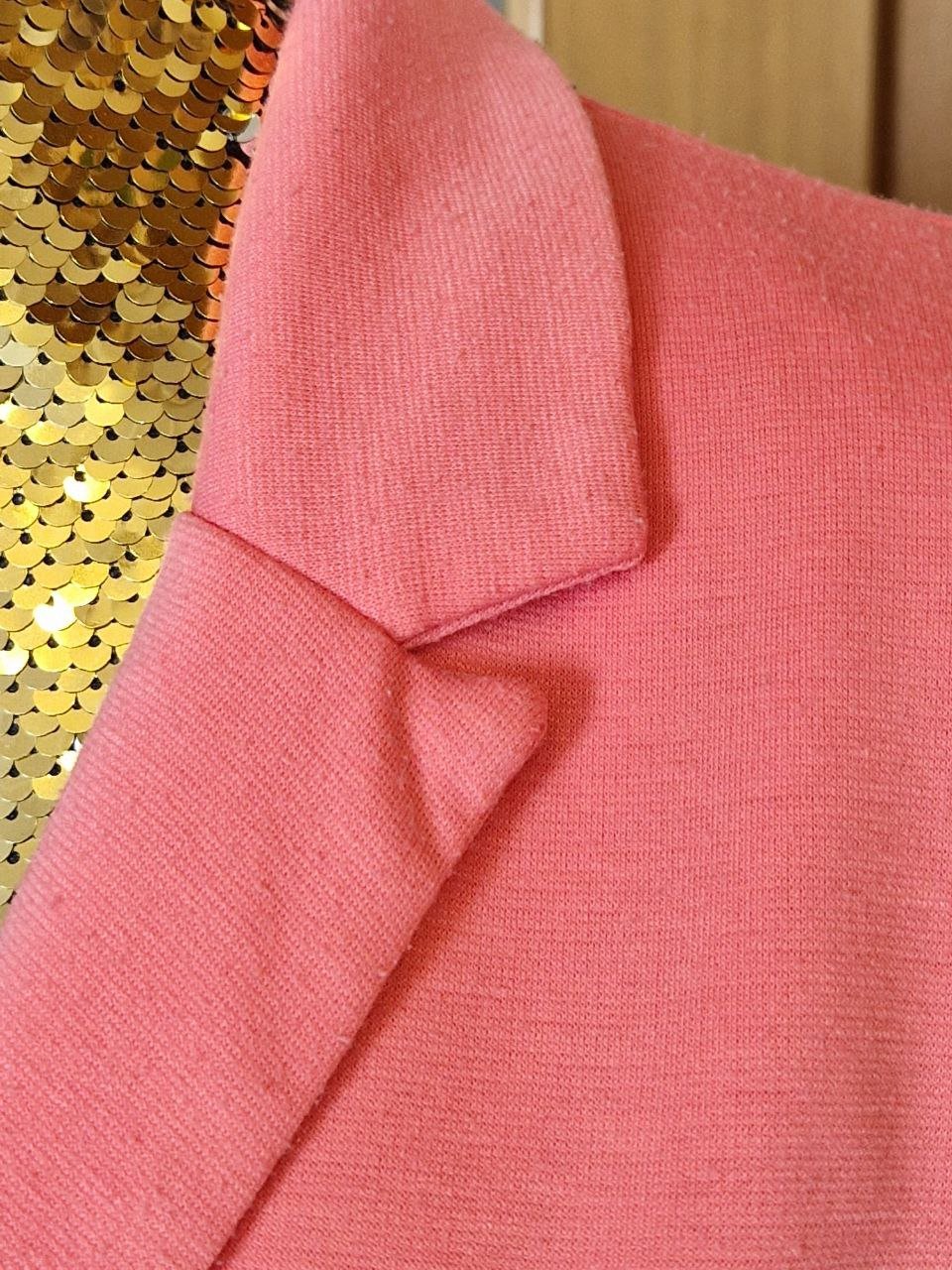 Zebra. Schöne elegante Jacke, Blazer.  Strick. Farbe rosa. Slim. Größe S-M.  