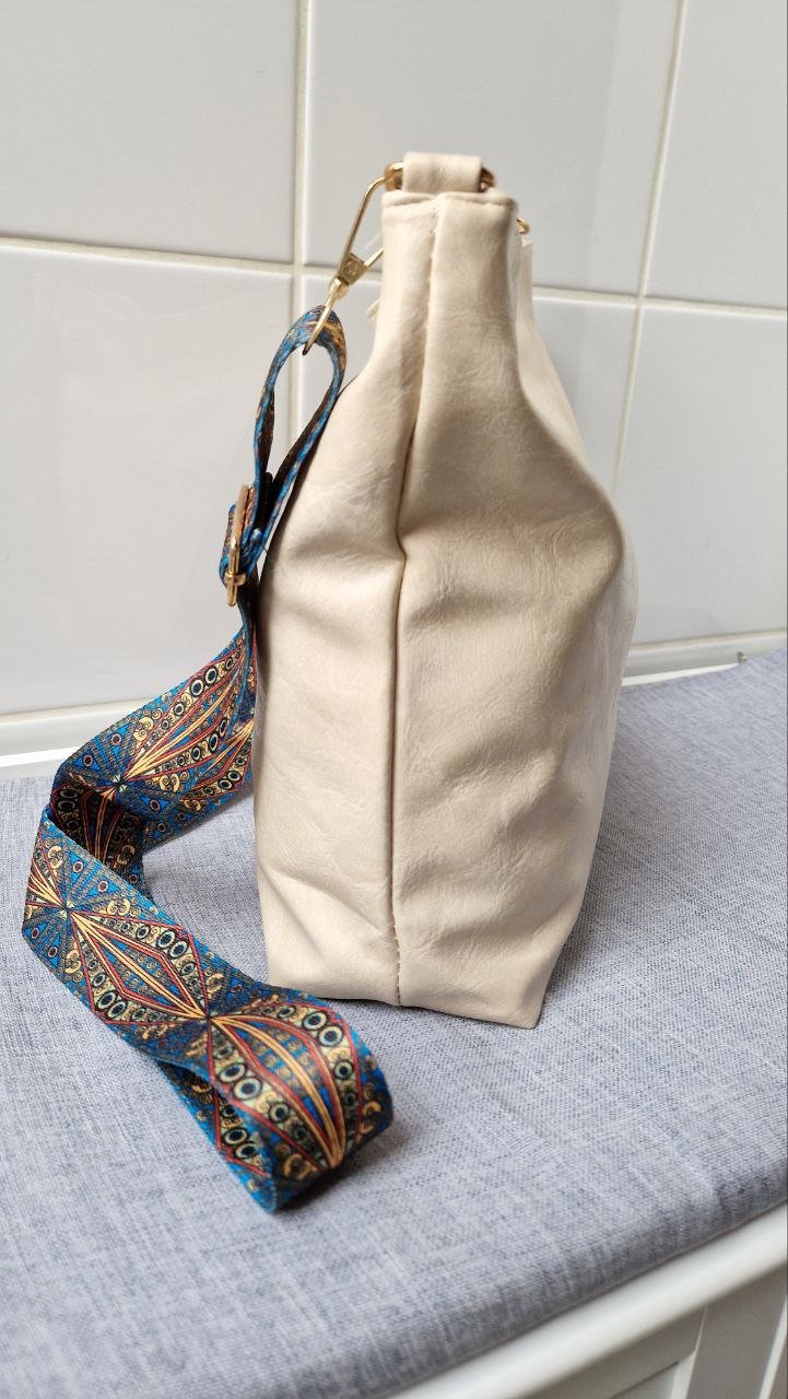 Beige Umhängetasche,  Schultertasche.  25/23/10 cm. 