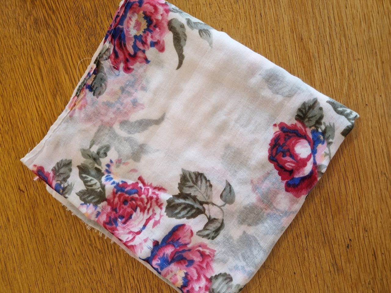 Leichter Schal. Polyester + Baumwolle.  180 cm / 47 cm. 