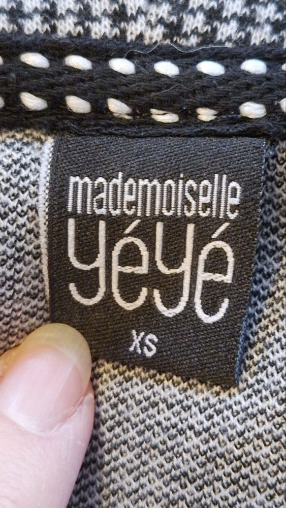 Mademoiselle YeYe. Schöne Bluse - T-shirt - Strick.  Große XS. 