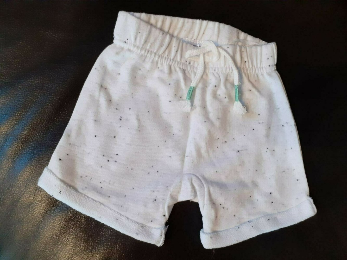 Ein Satz Kleidung - 2 warme Shorts für ein Baby für 4-6 Monate. 100% Baumwolle.