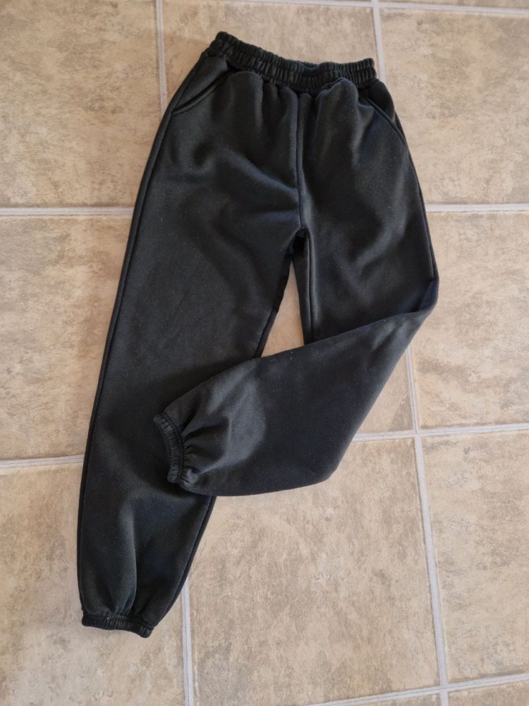 Neu. Sehr warme schwarze Jogginghose. Größe M.