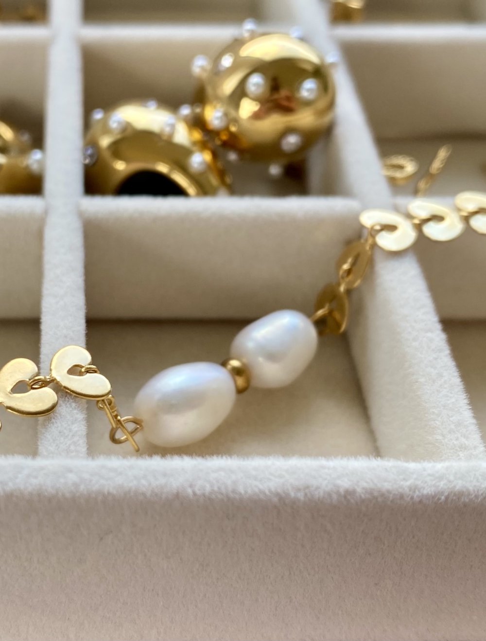 Armband mit Herzen und Süßwasserperlen