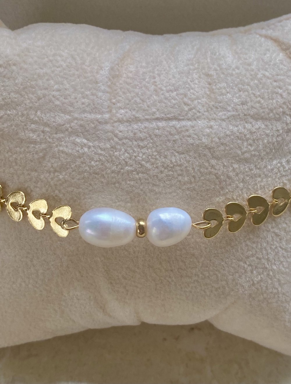 Armband mit Herzen und Süßwasserperlen