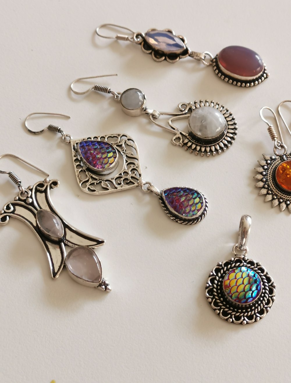 Set aus vielen besonderen Schmucksachen Silberschmuck