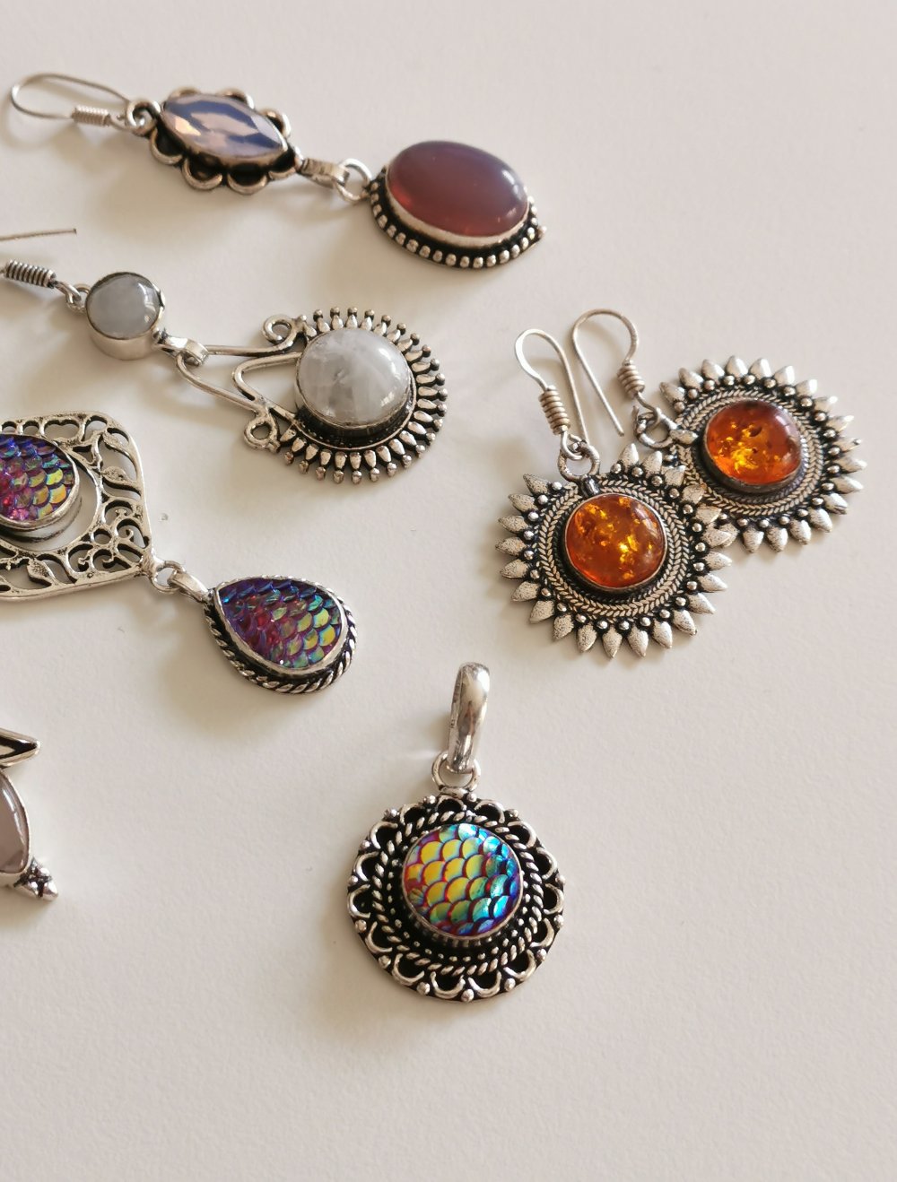 Set aus vielen besonderen Schmucksachen Silberschmuck